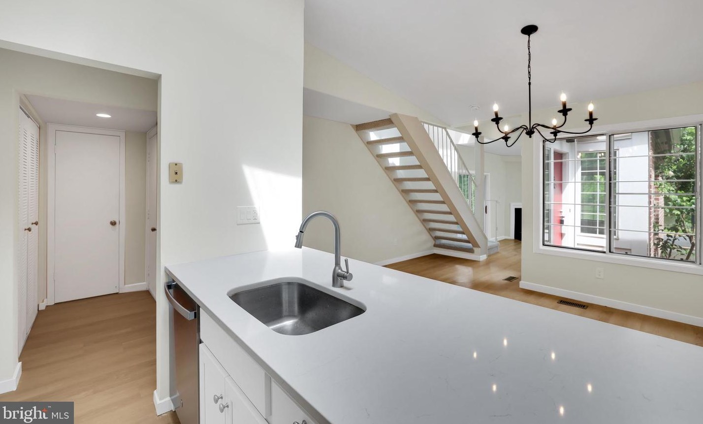 9838 Islandside Dr, Gaithersburg MD 20886-4210 exterior