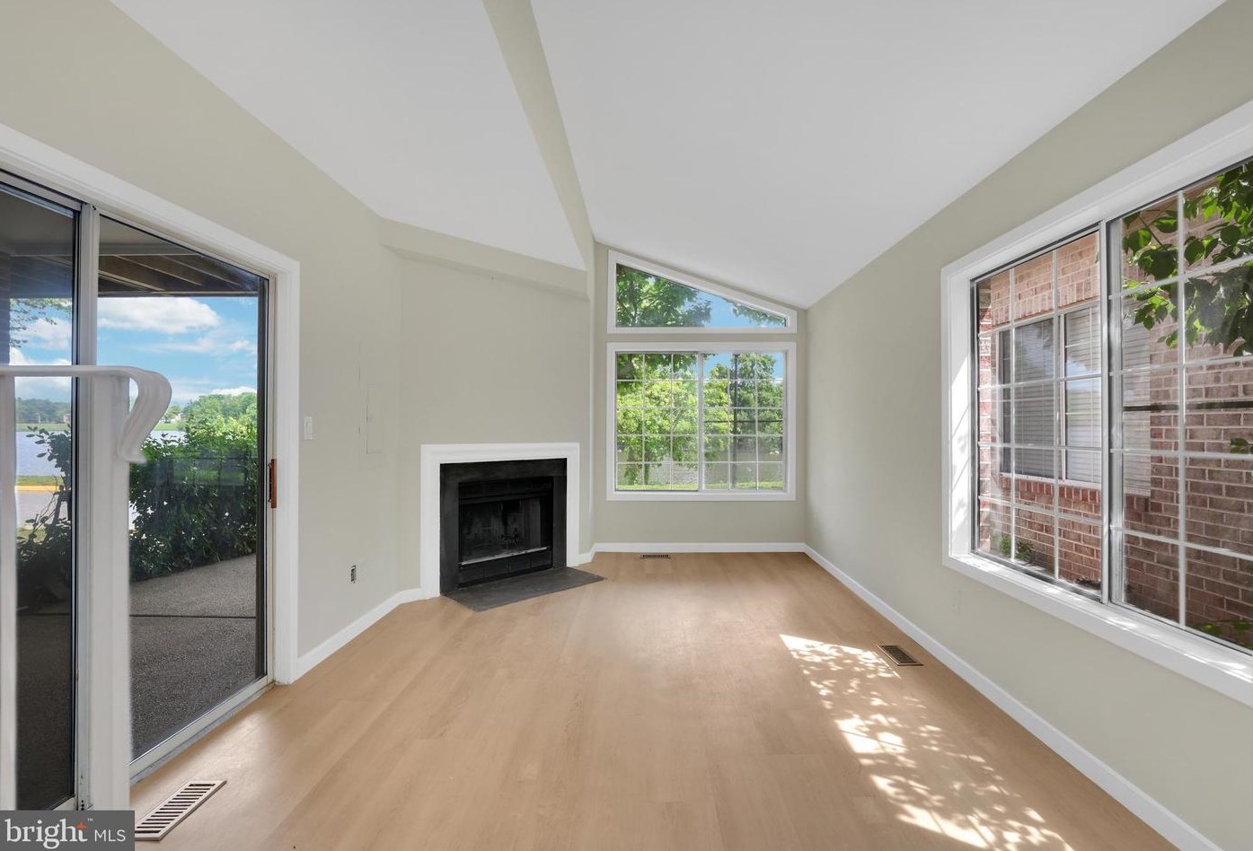 9838 Islandside Dr, Gaithersburg MD 20886-4210 exterior