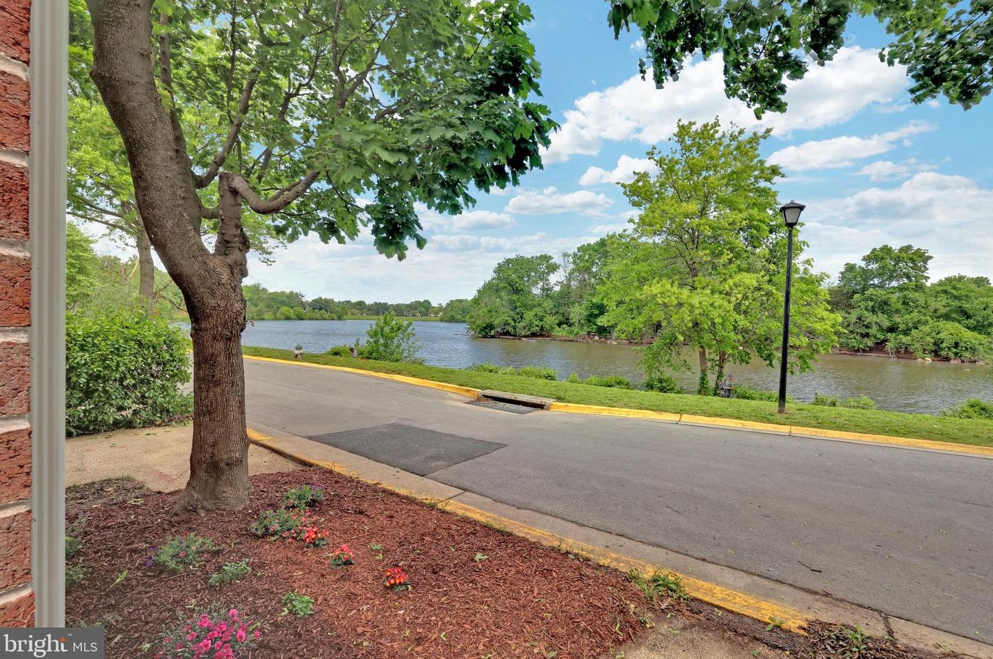 9838 Islandside Dr, Gaithersburg MD 20886-4210 exterior