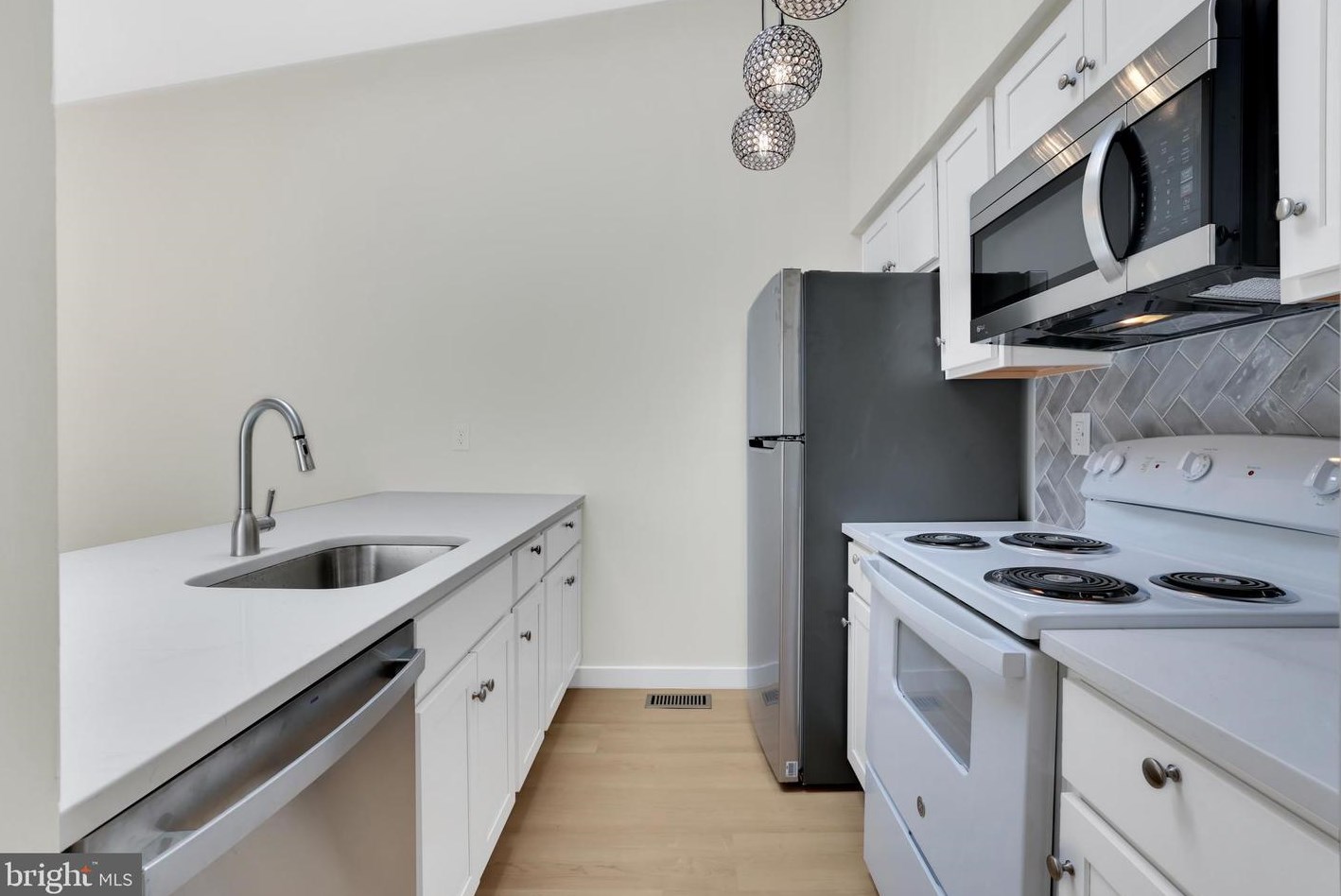 9838 Islandside Dr, Gaithersburg MD 20886-4210 exterior