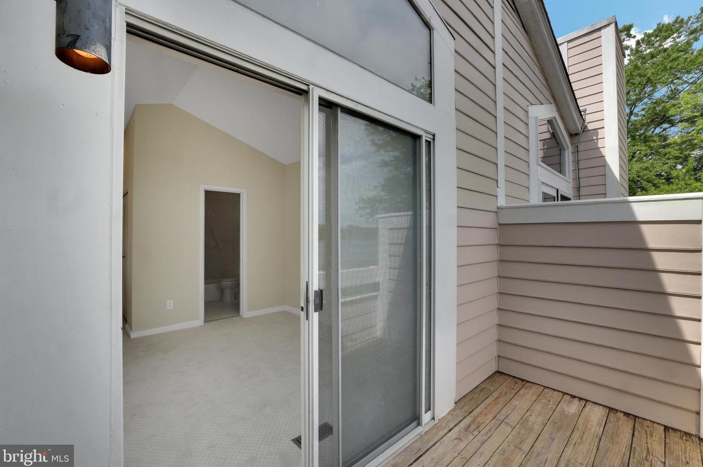 9838 Islandside Dr, Gaithersburg MD 20886-4210 exterior