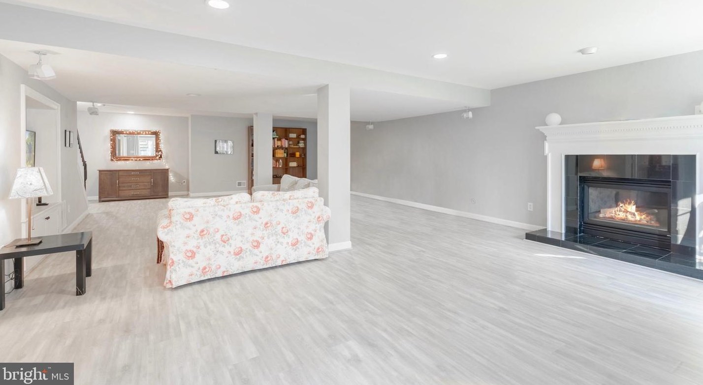 8800 Deer Hollow Ln, Rockville MD 20854-5440 exterior