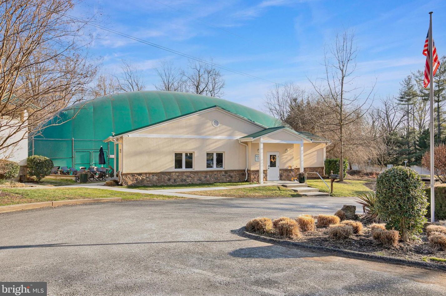 8800 Deer Hollow Ln, Rockville MD 20854-5440 exterior