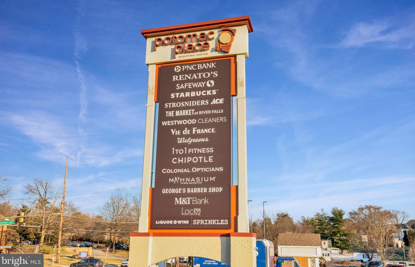 8800 Deer Hollow Ln, Rockville MD 20854-5440 exterior