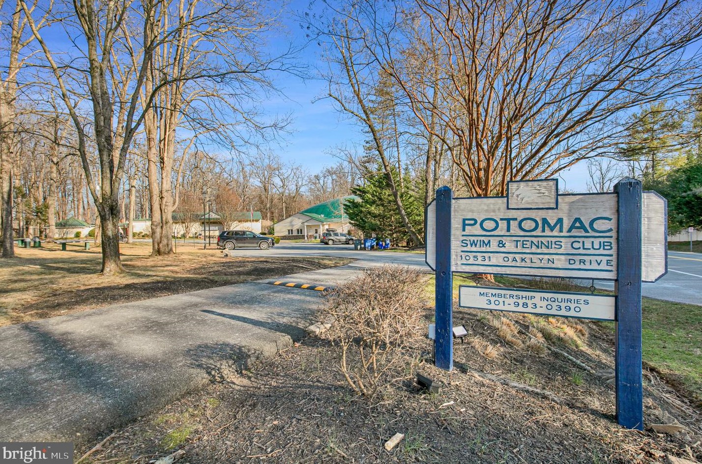 8800 Deer Hollow Ln, Rockville MD 20854-5440 exterior