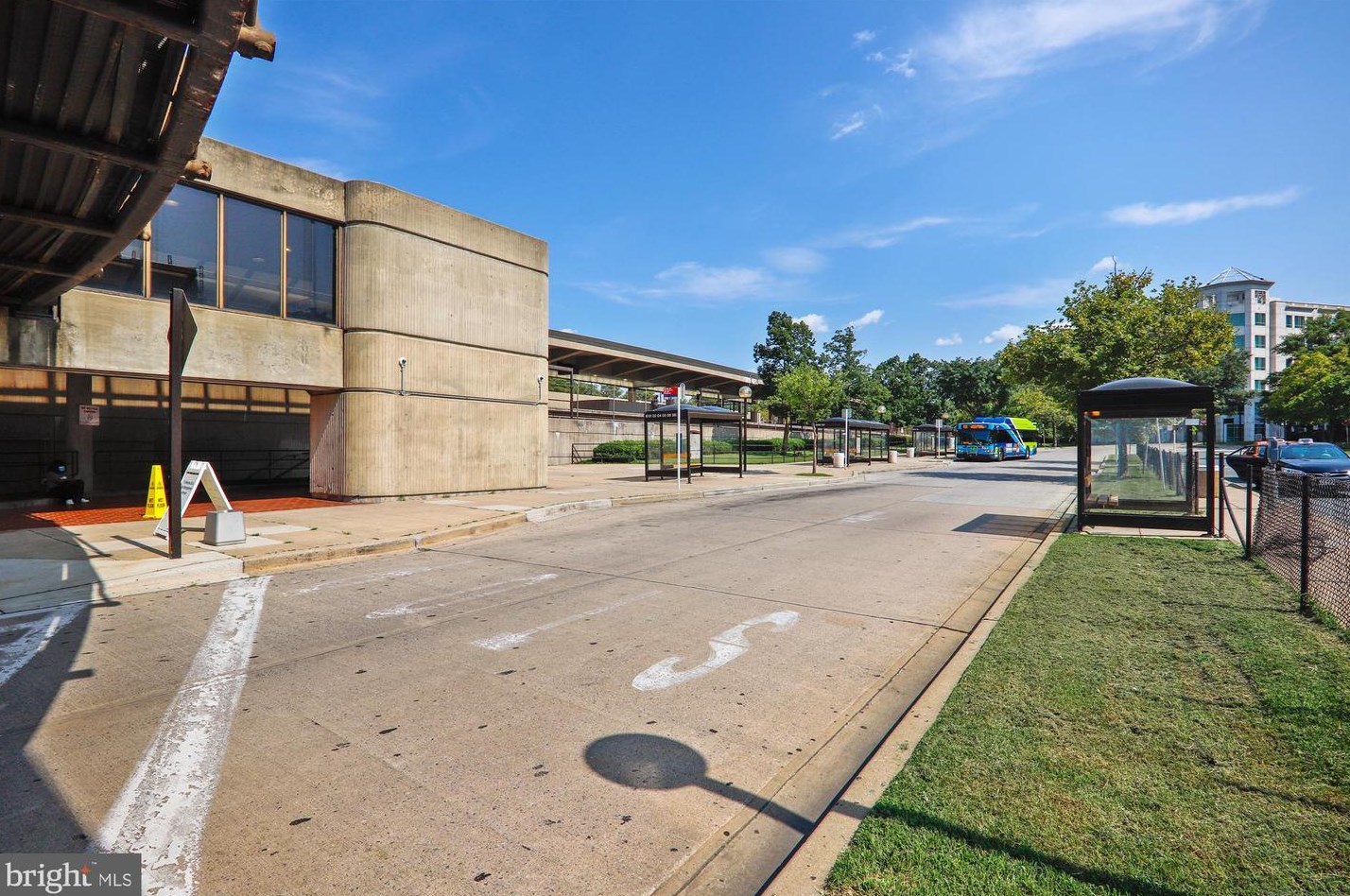 4608 Creek Shore Dr, Rockville MD 20852-2410 exterior