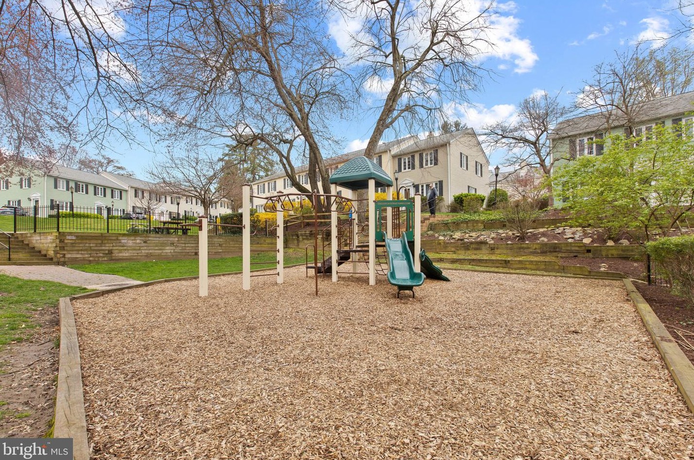 9838 Hollow Glen Pl, Silver Spring MD  20910-1138 exterior