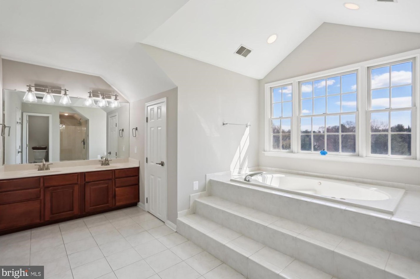 13424 Query Mill Rd, Gaithersburg MD  20878-3962 exterior