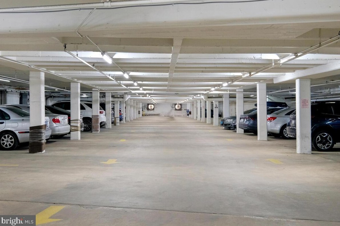 10201 Grosvenor Pl, Rockville MD  20852-4600 exterior