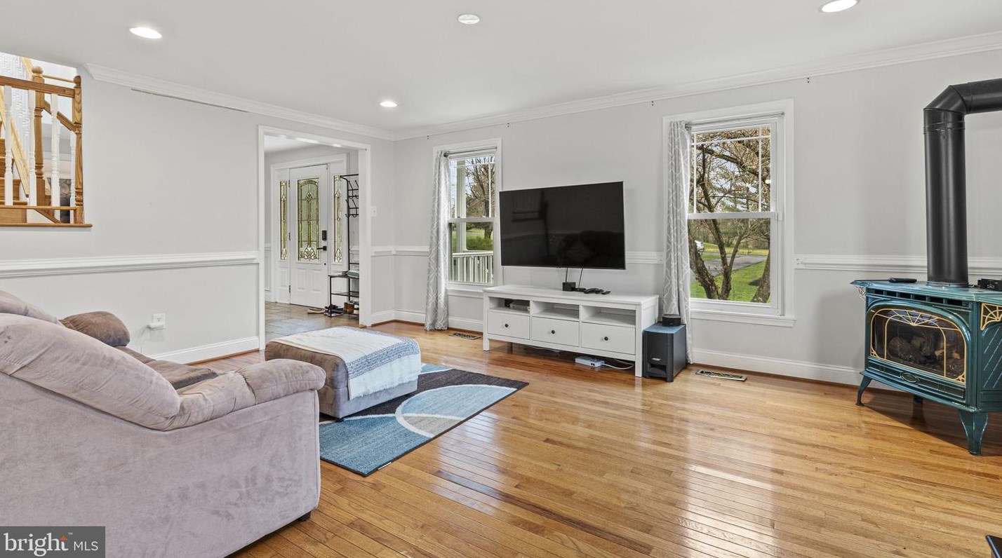 23520 Pocahontas Dr, Gaithersburg MD  20882-3216 exterior