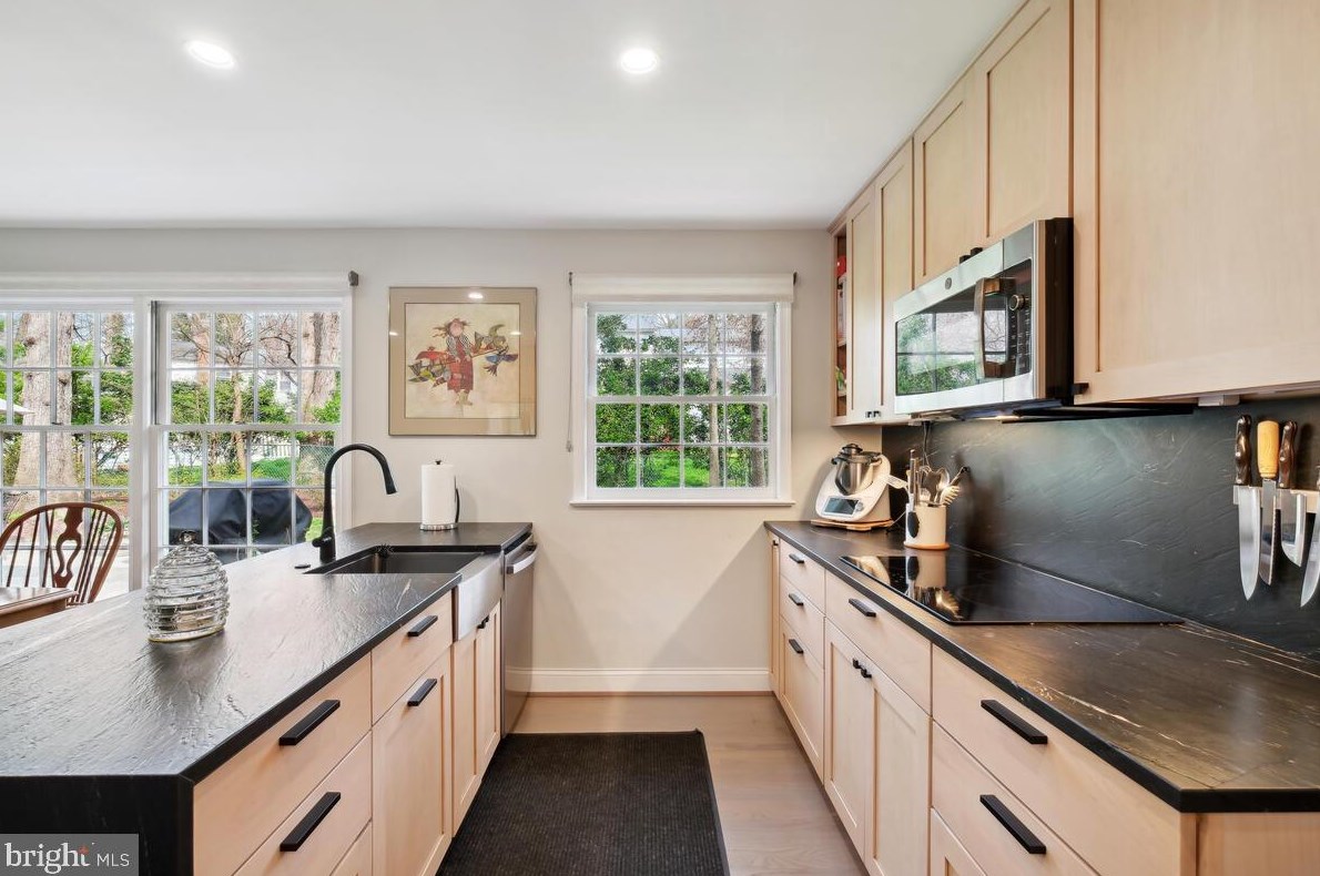 11705 Coldstream Dr, Rockville MD 20854-3620 exterior