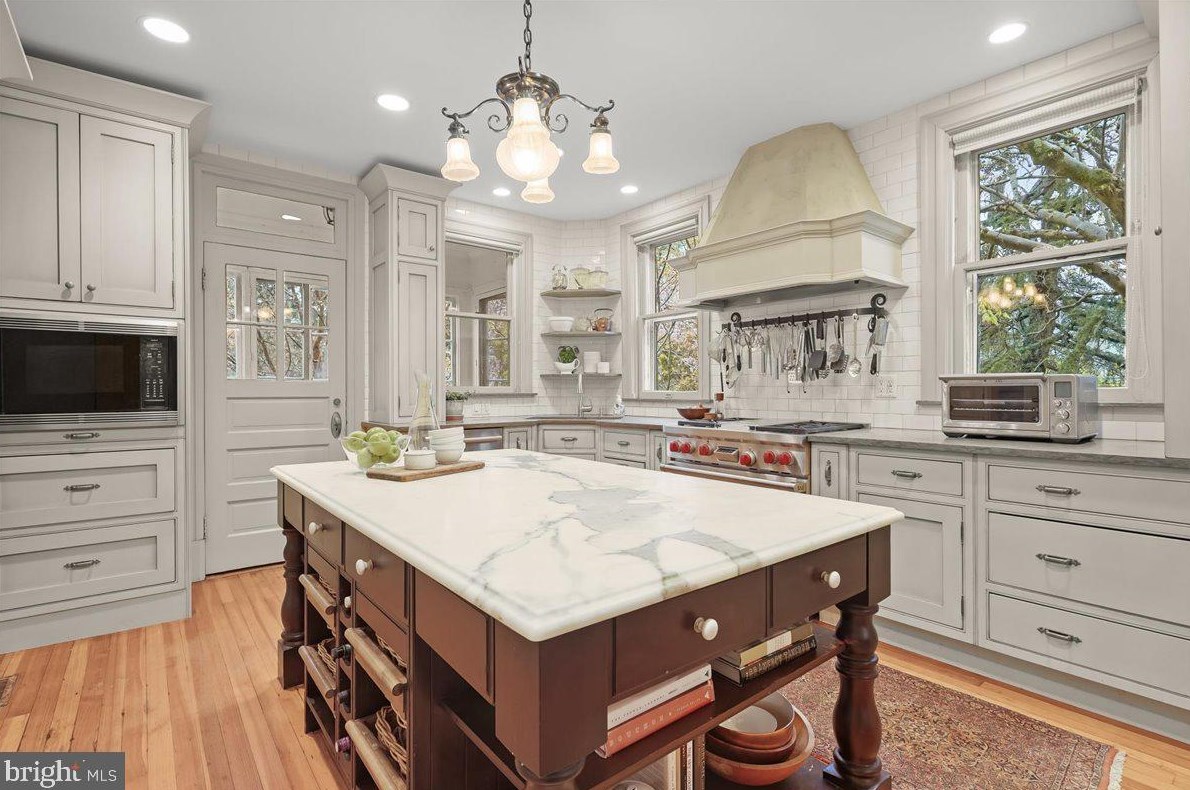 6515 Brookville Rd, Bethesda MD 20815-4062 exterior