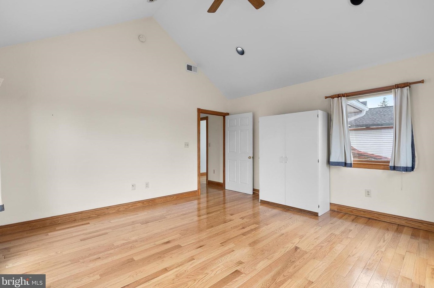 418 Diamond Ave, Gaithersburg MD 20877-2108 exterior