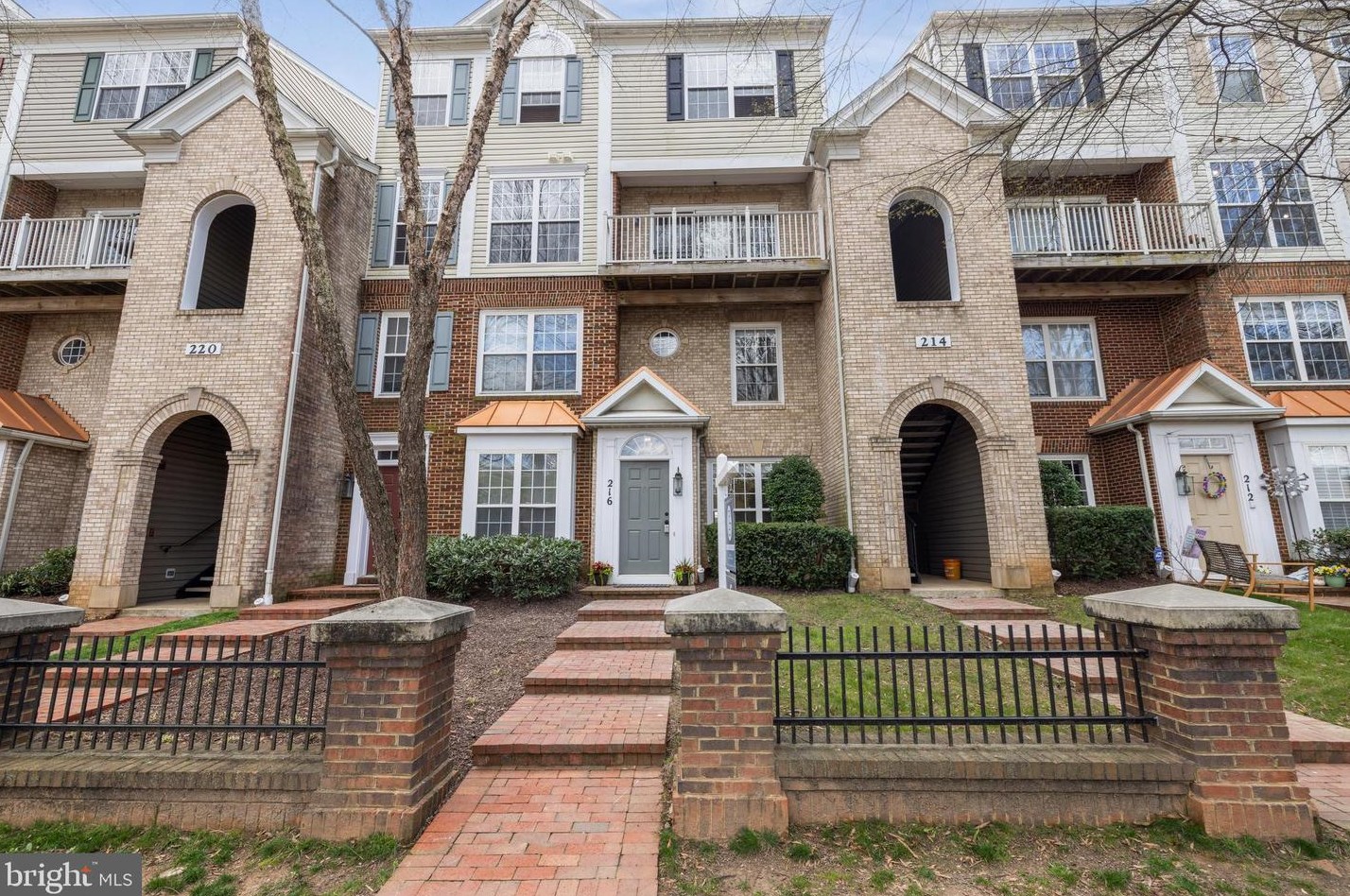 216 Fallsgrove Blvd, Rockville, MD 20850-4711