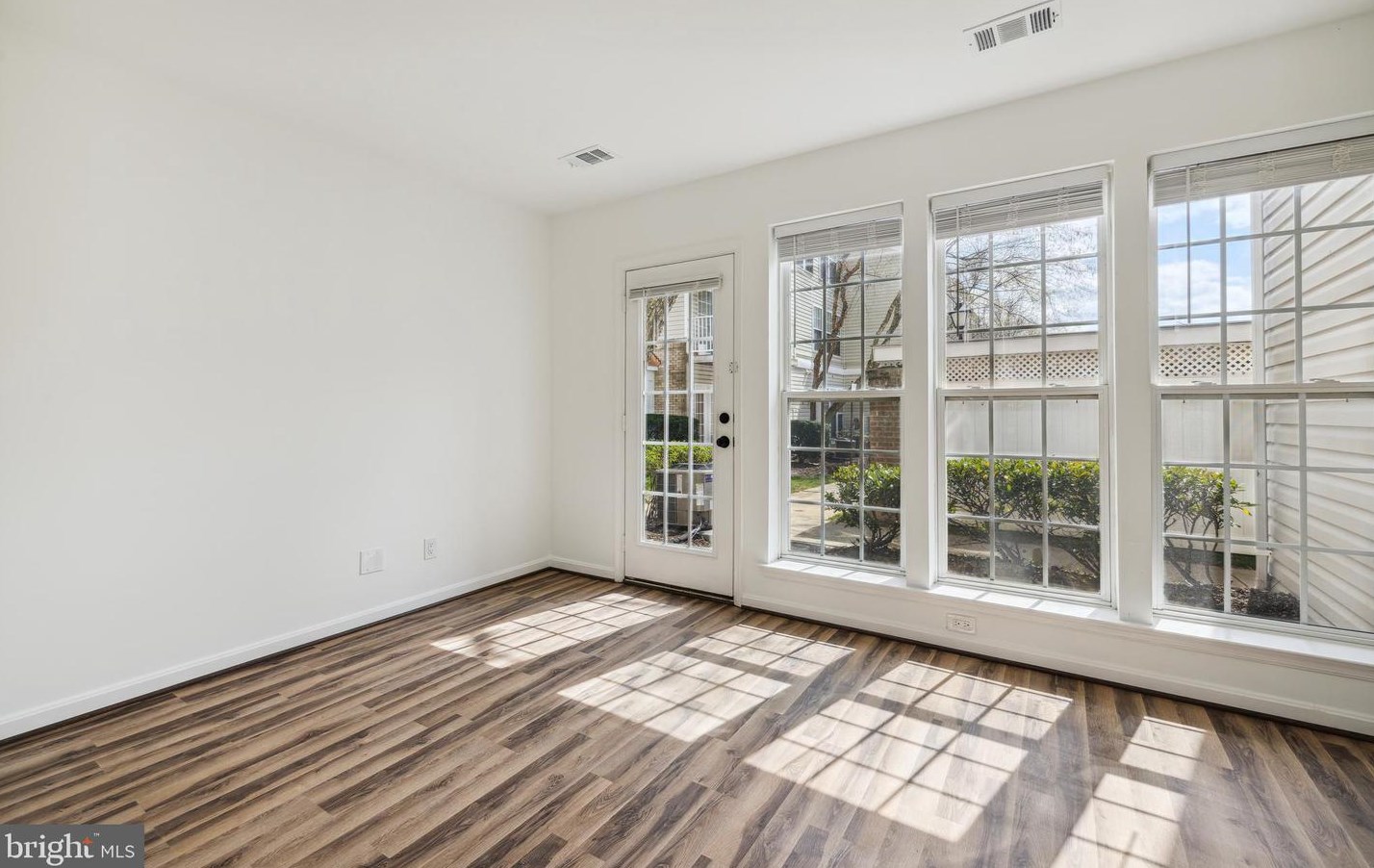 216 Fallsgrove Blvd, Rockville MD 20850-4711 exterior