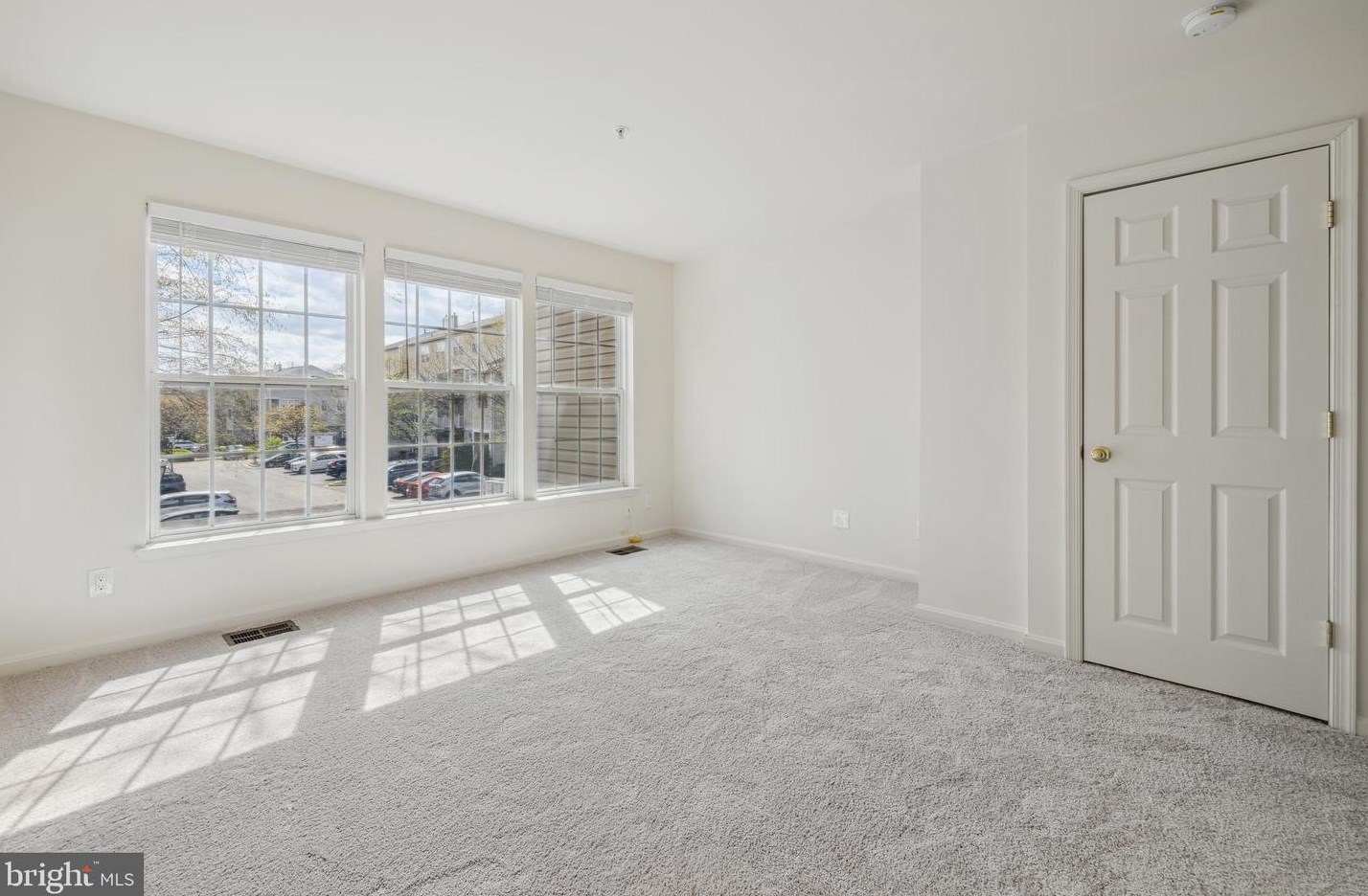 216 Fallsgrove Blvd, Rockville MD 20850-4711 exterior