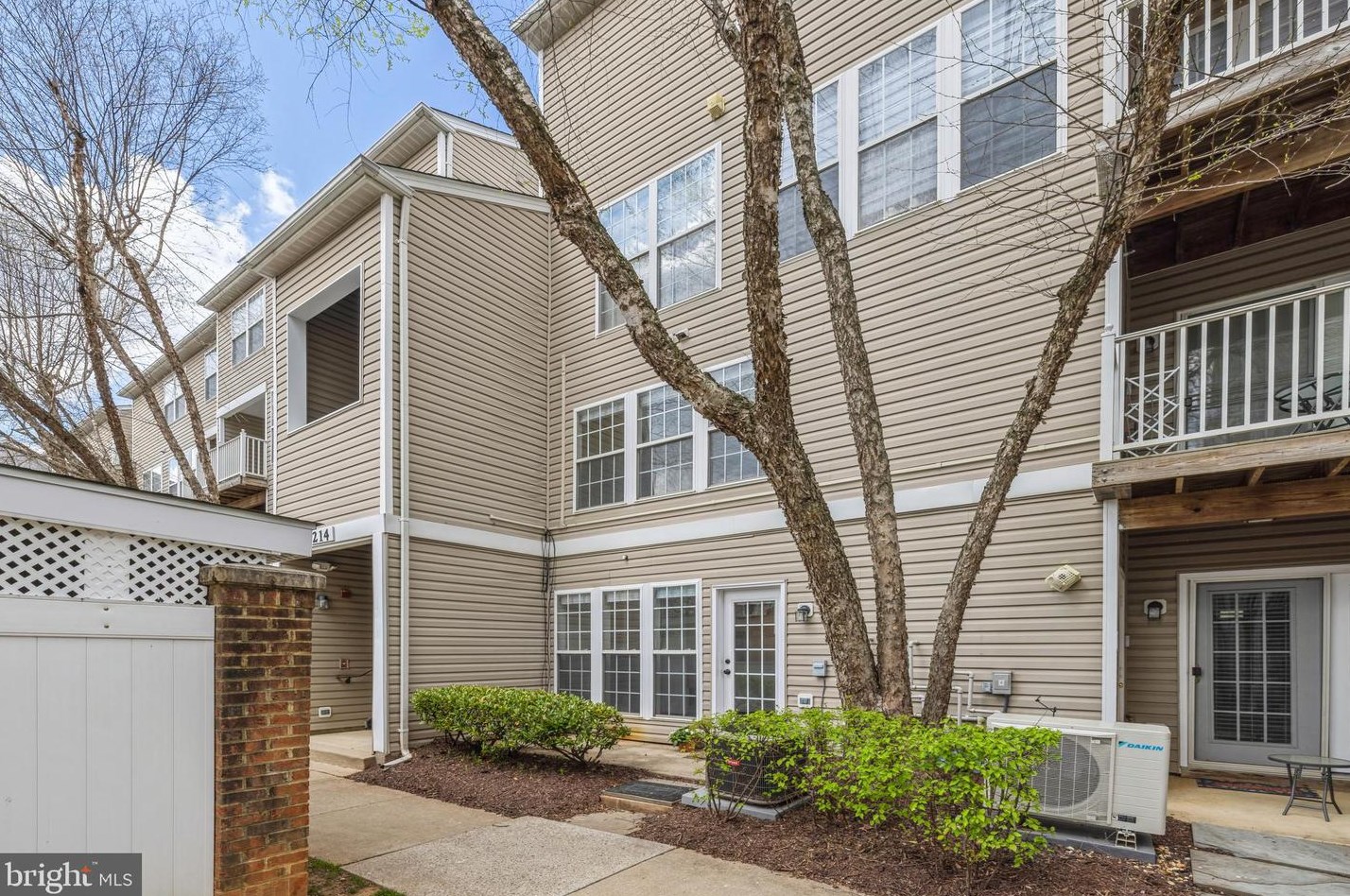 216 Fallsgrove Blvd, Rockville MD 20850-4711 exterior