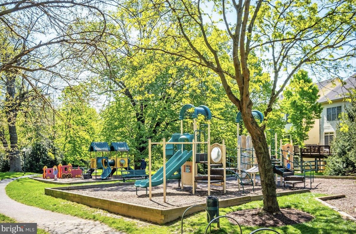 216 Fallsgrove Blvd, Rockville MD 20850-4711 exterior