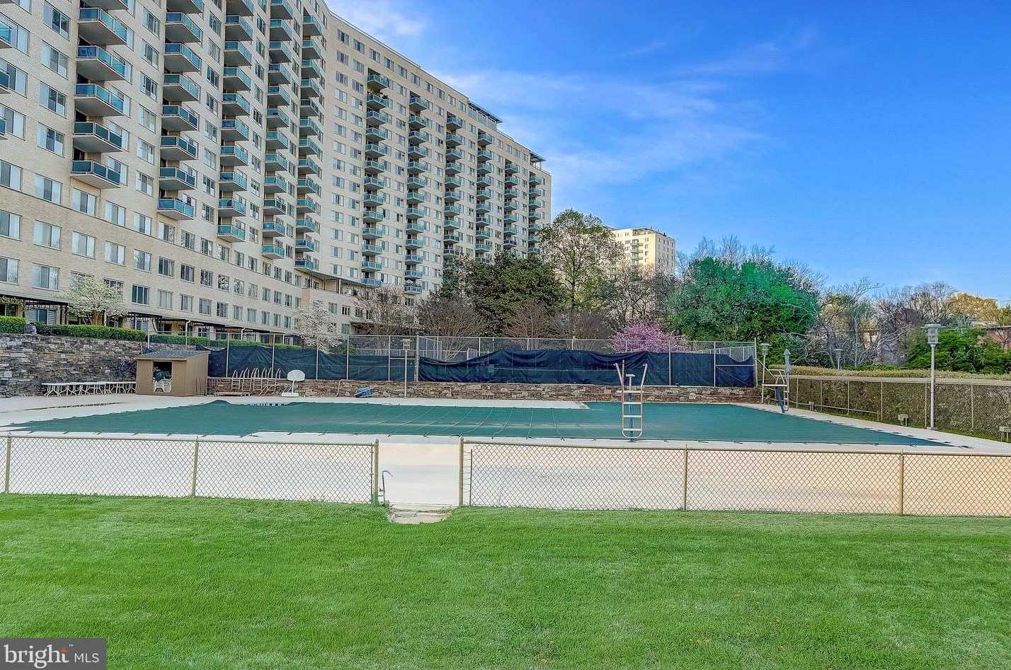 10401 Grosvenor Pl, Rockville MD  20852-4646 exterior