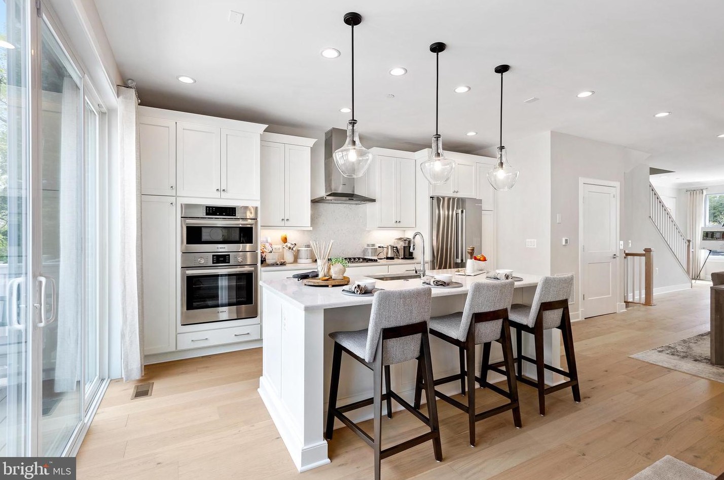 10318 Grosvenor Pl, Rockville MD exterior