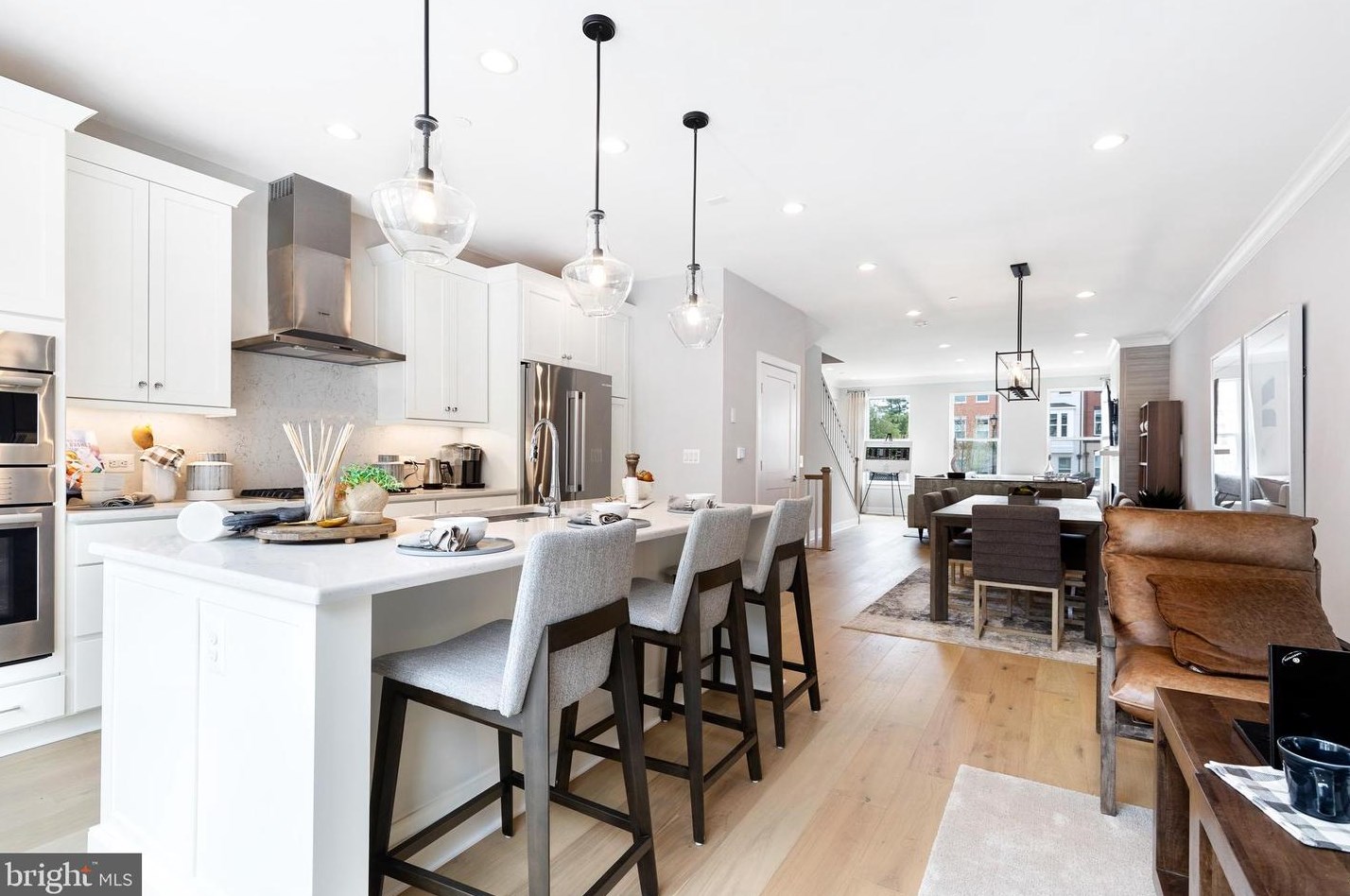 10318 Grosvenor Pl, Rockville MD exterior