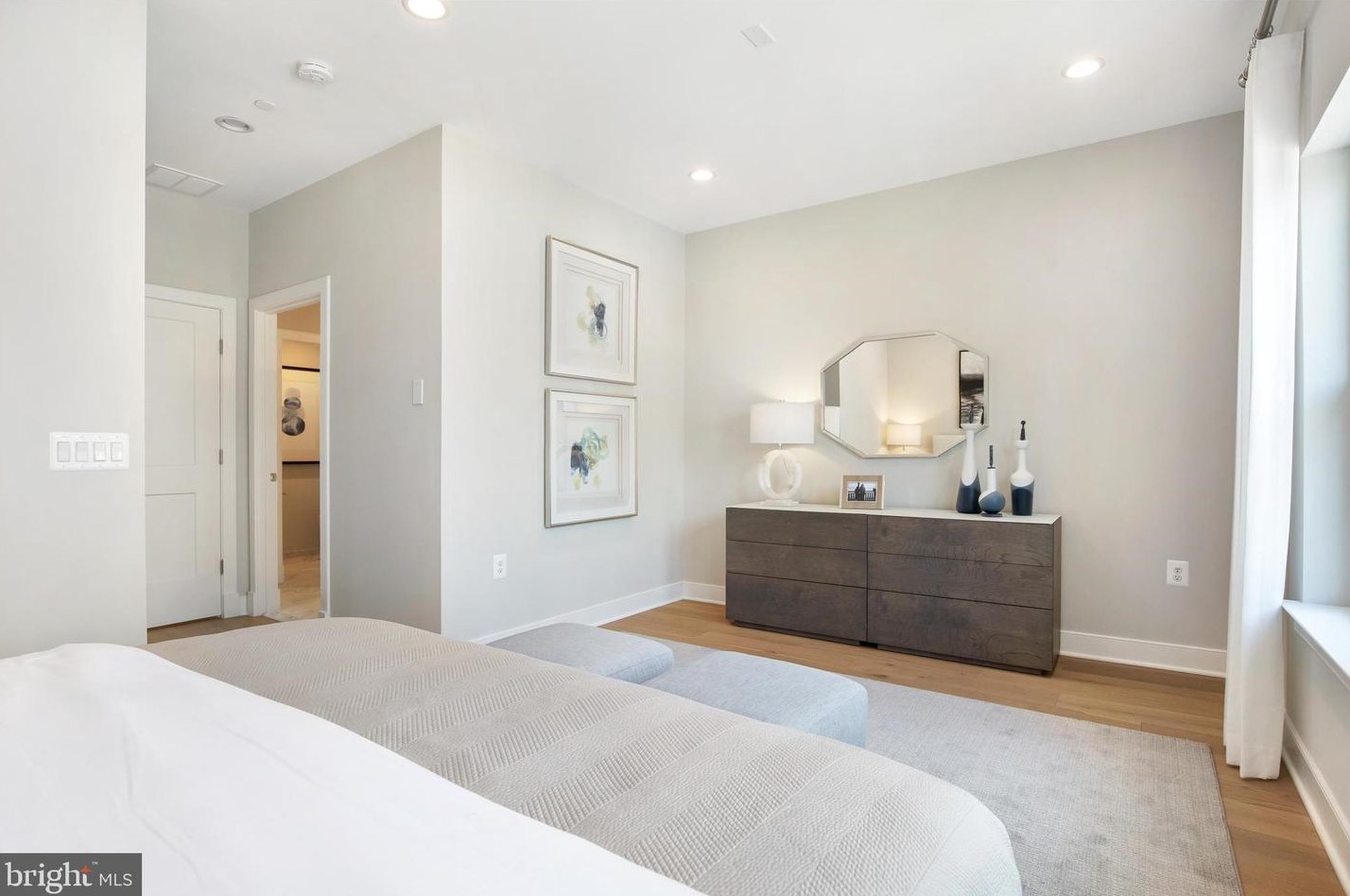 10318 Grosvenor Pl, Rockville MD exterior