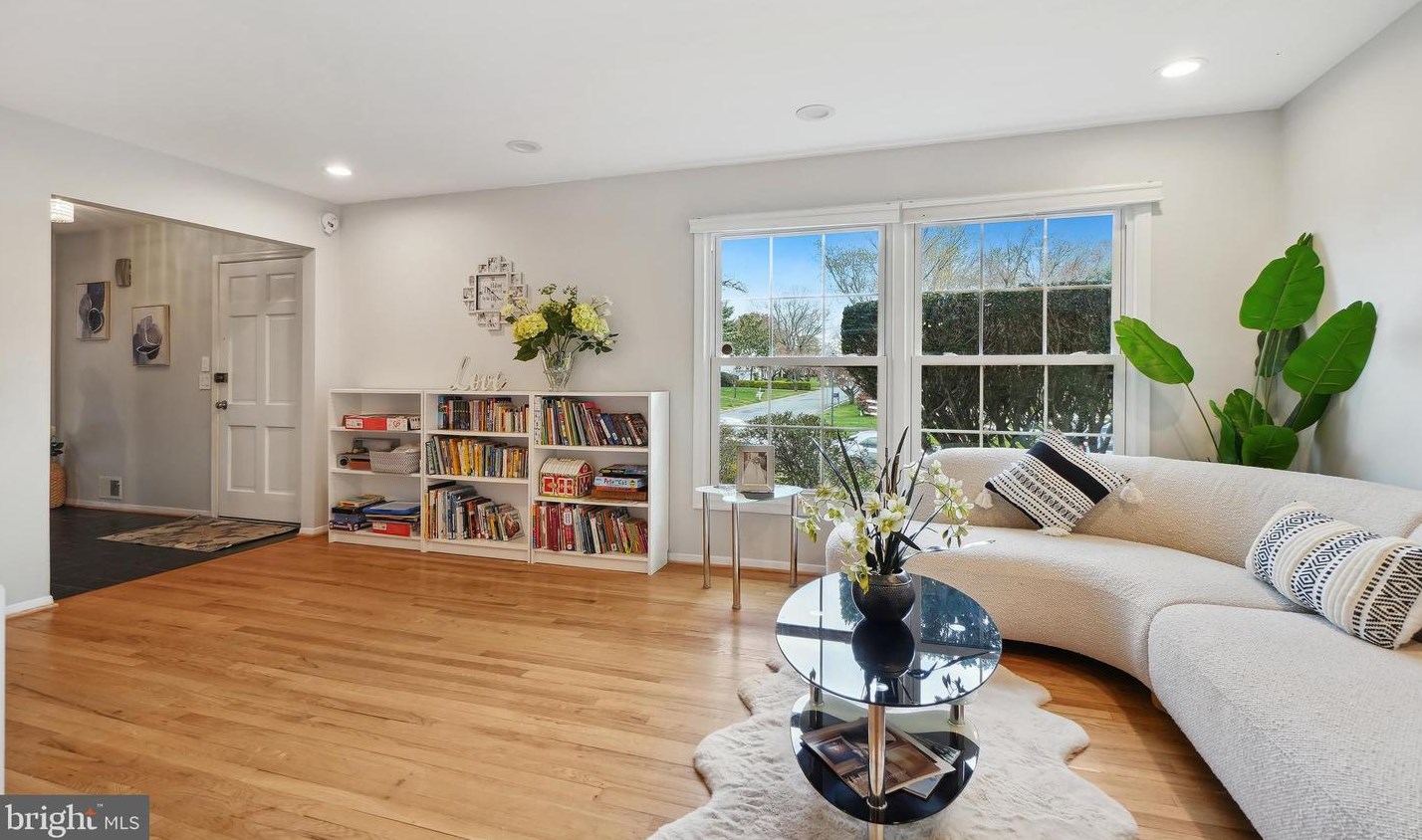 10900 Gainsborough Rd, Rockville MD  20854-2512 exterior