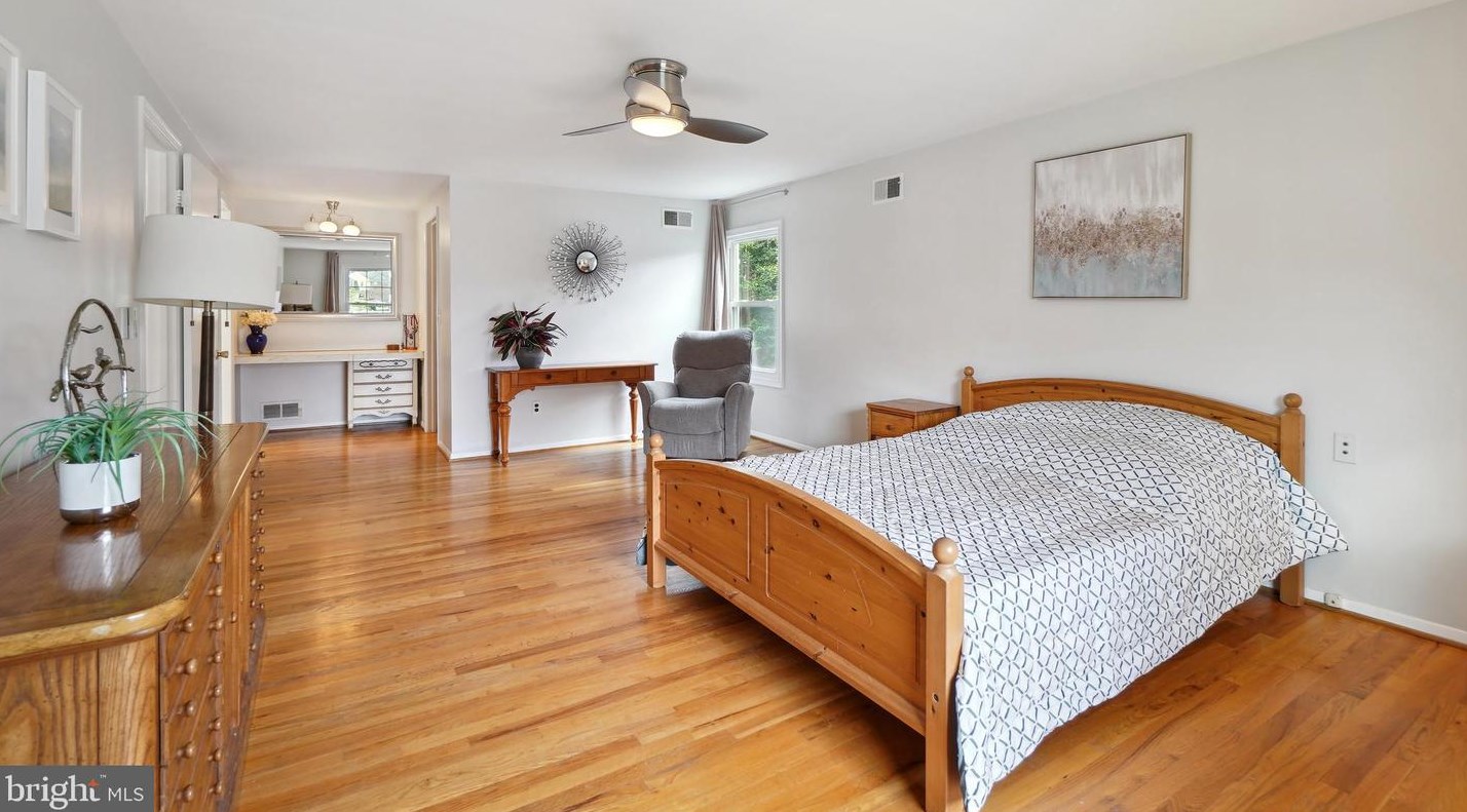 10900 Gainsborough Rd, Rockville MD  20854-2512 exterior