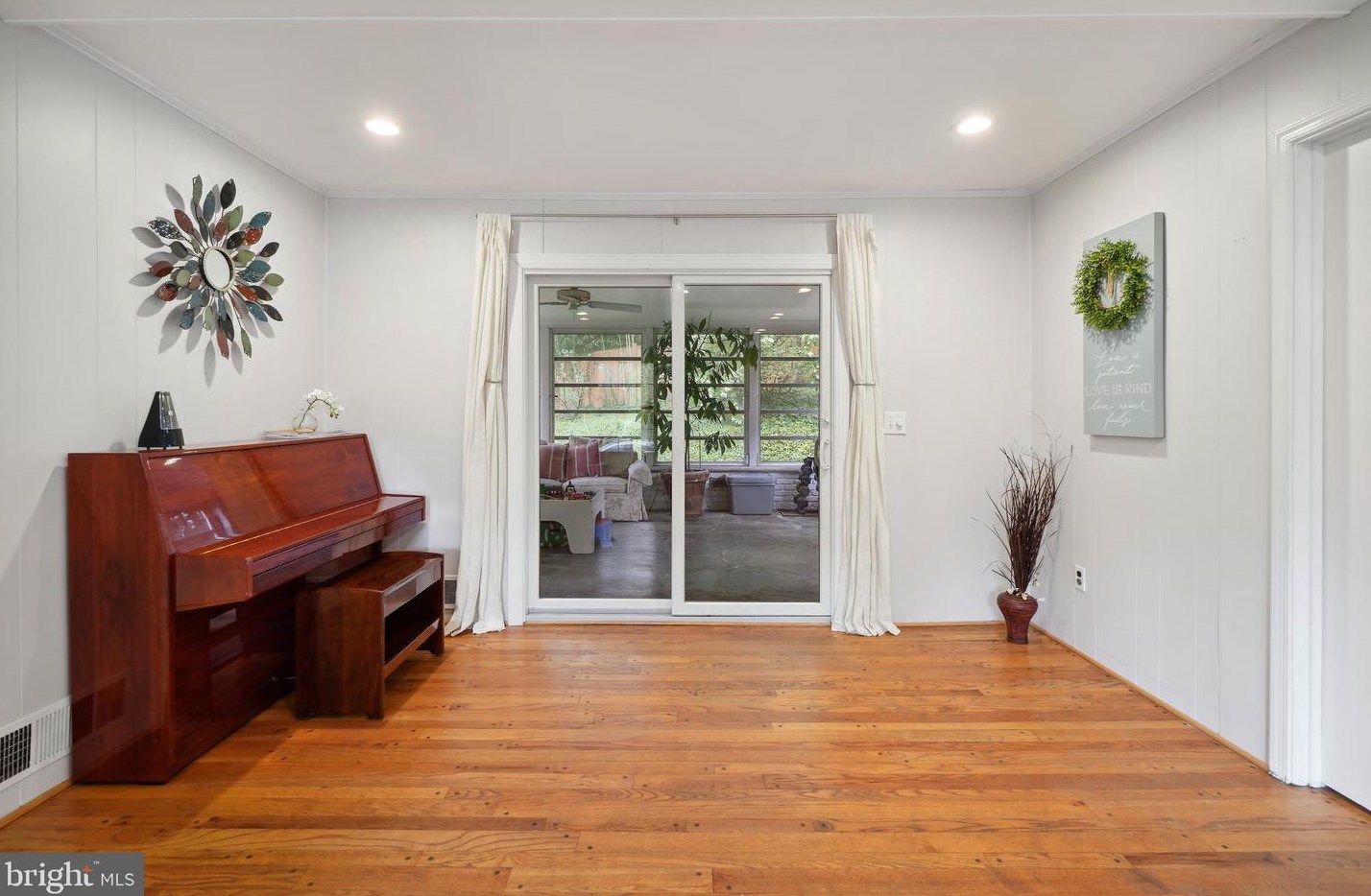 10900 Gainsborough Rd, Rockville MD  20854-2512 exterior