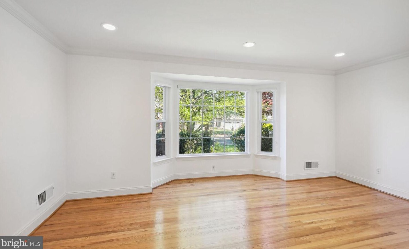 5916 Greentree Rd, Bethesda, MD 20817-3460