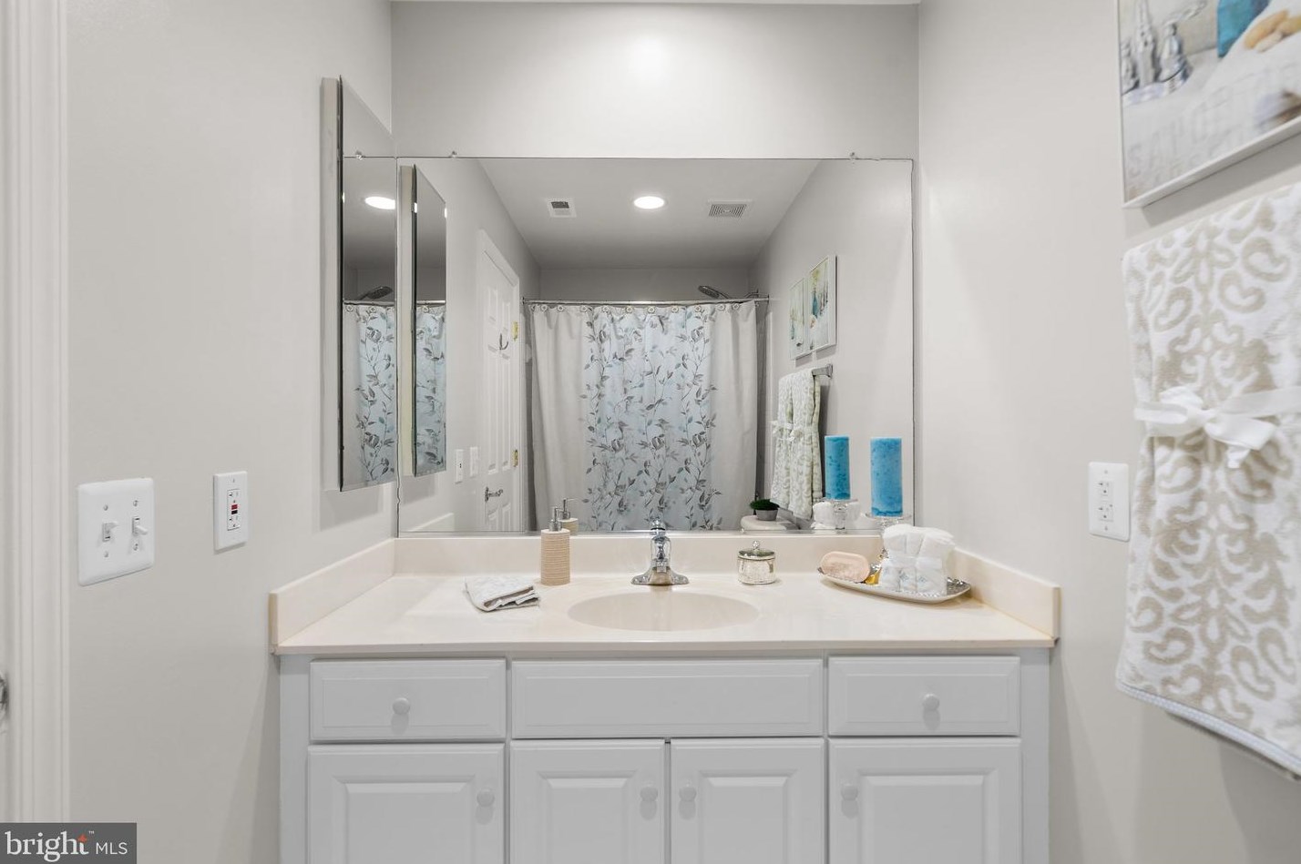 518 Fallsgrove Dr, Rockville MD 20850-7750 exterior