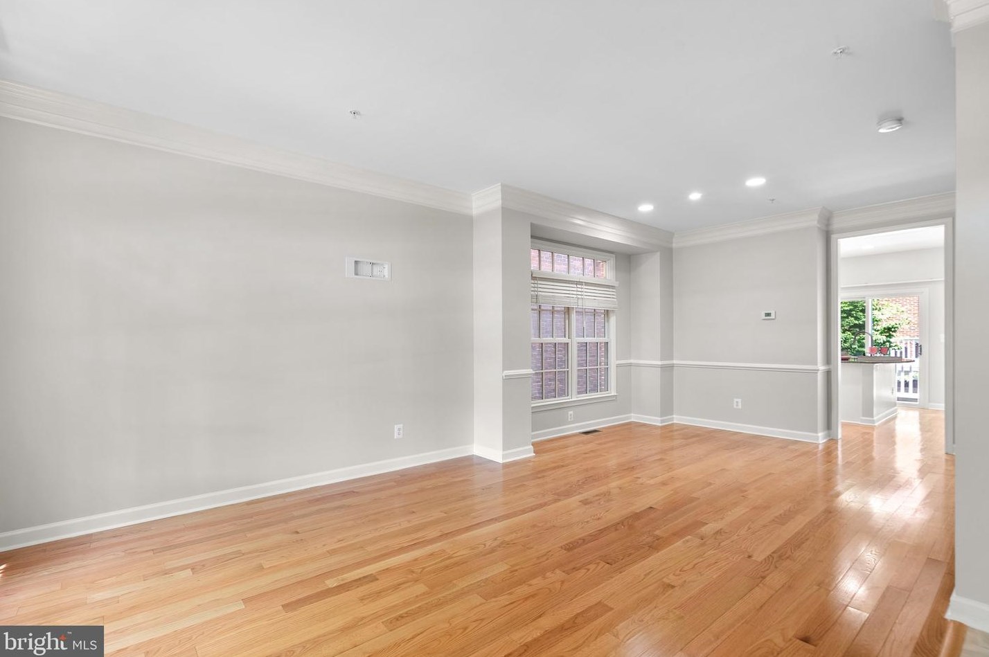 518 Fallsgrove Dr, Rockville MD 20850-7750 exterior