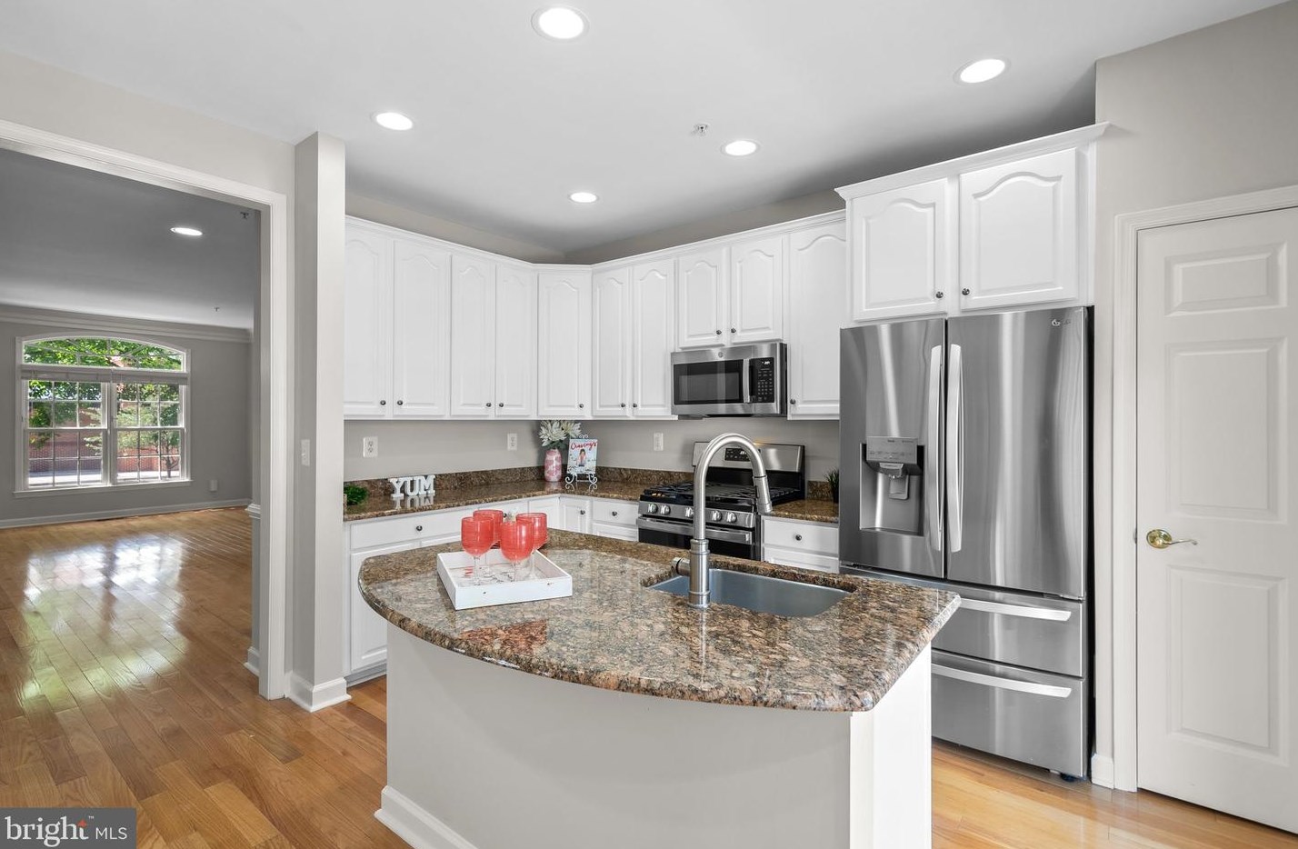 518 Fallsgrove Dr, Rockville MD 20850-7750 exterior