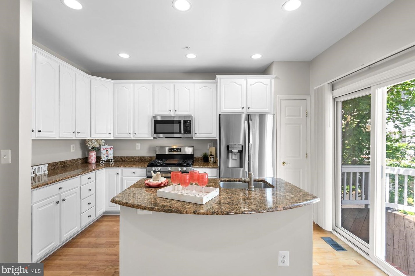 518 Fallsgrove Dr, Rockville MD 20850-7750 exterior