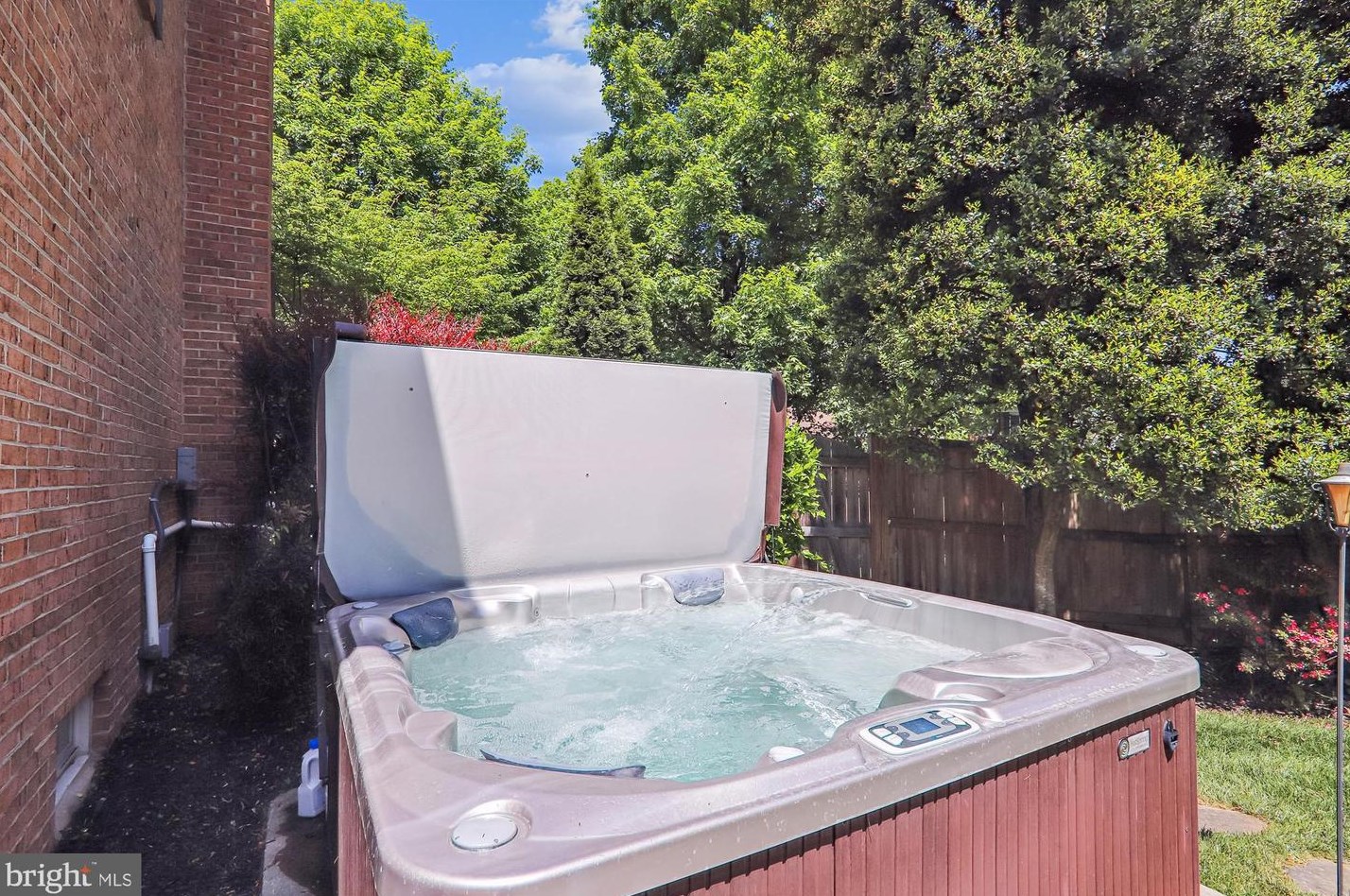 12632 Falconbridge Dr, Gaithersburg MD 20878-3430 exterior