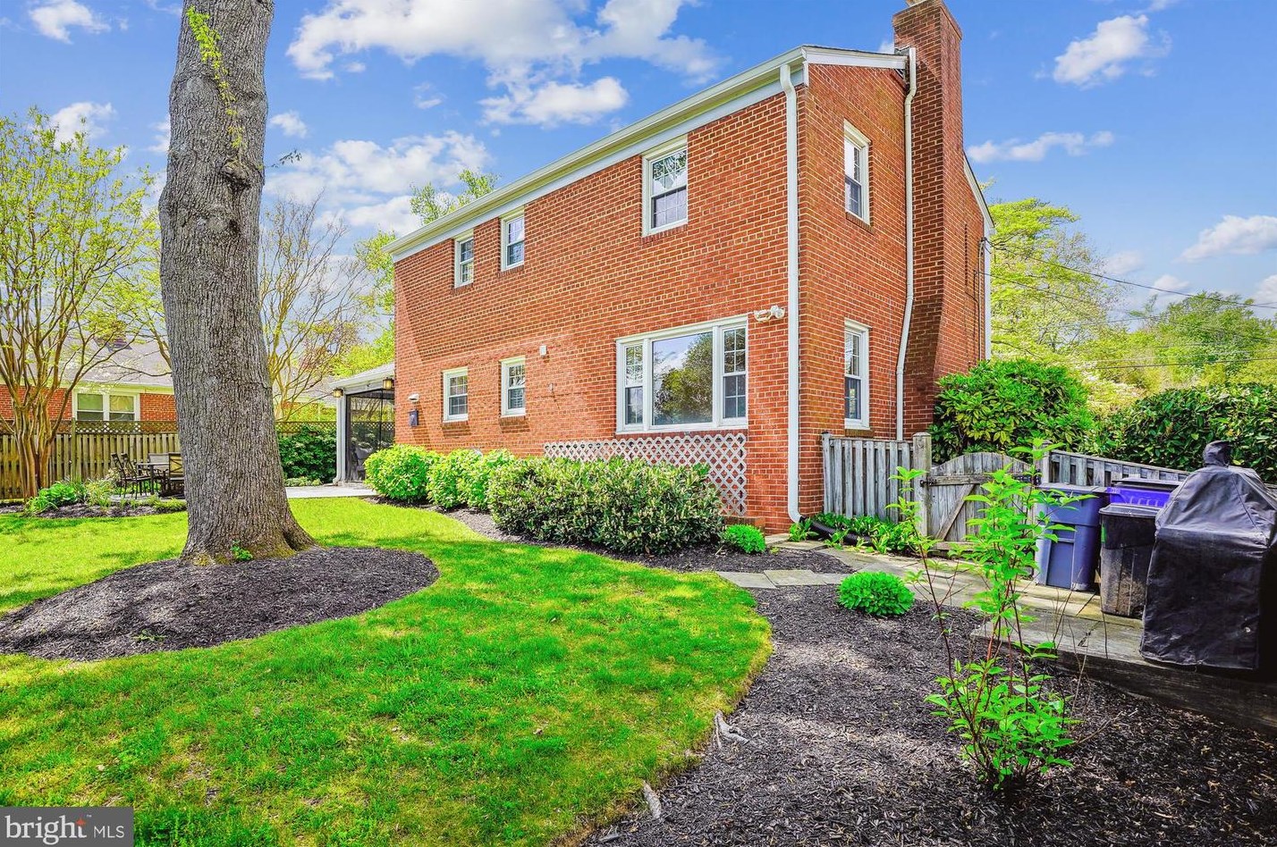 9203 Summit Rd, Silver Spring MD 20910-4132 exterior