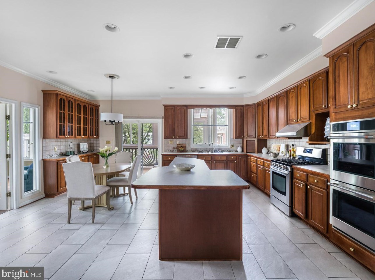 1520 Vivian Pl, Silver Spring MD 20902-3537 exterior