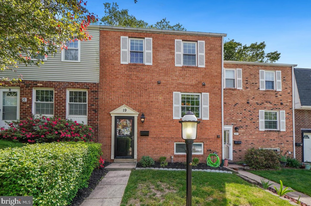 19 Orchard Dr, Gaithersburg, MD 20878-2225