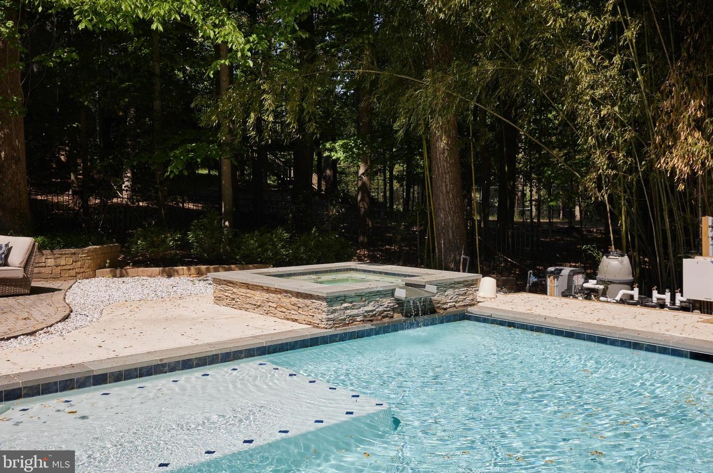 8505 Carlynn Dr, Bethesda MD 20817-4310 exterior