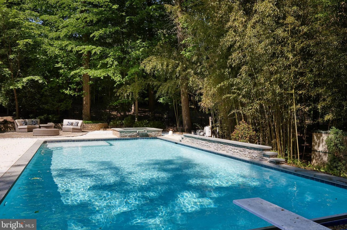 8505 Carlynn Dr, Bethesda MD 20817-4310 exterior