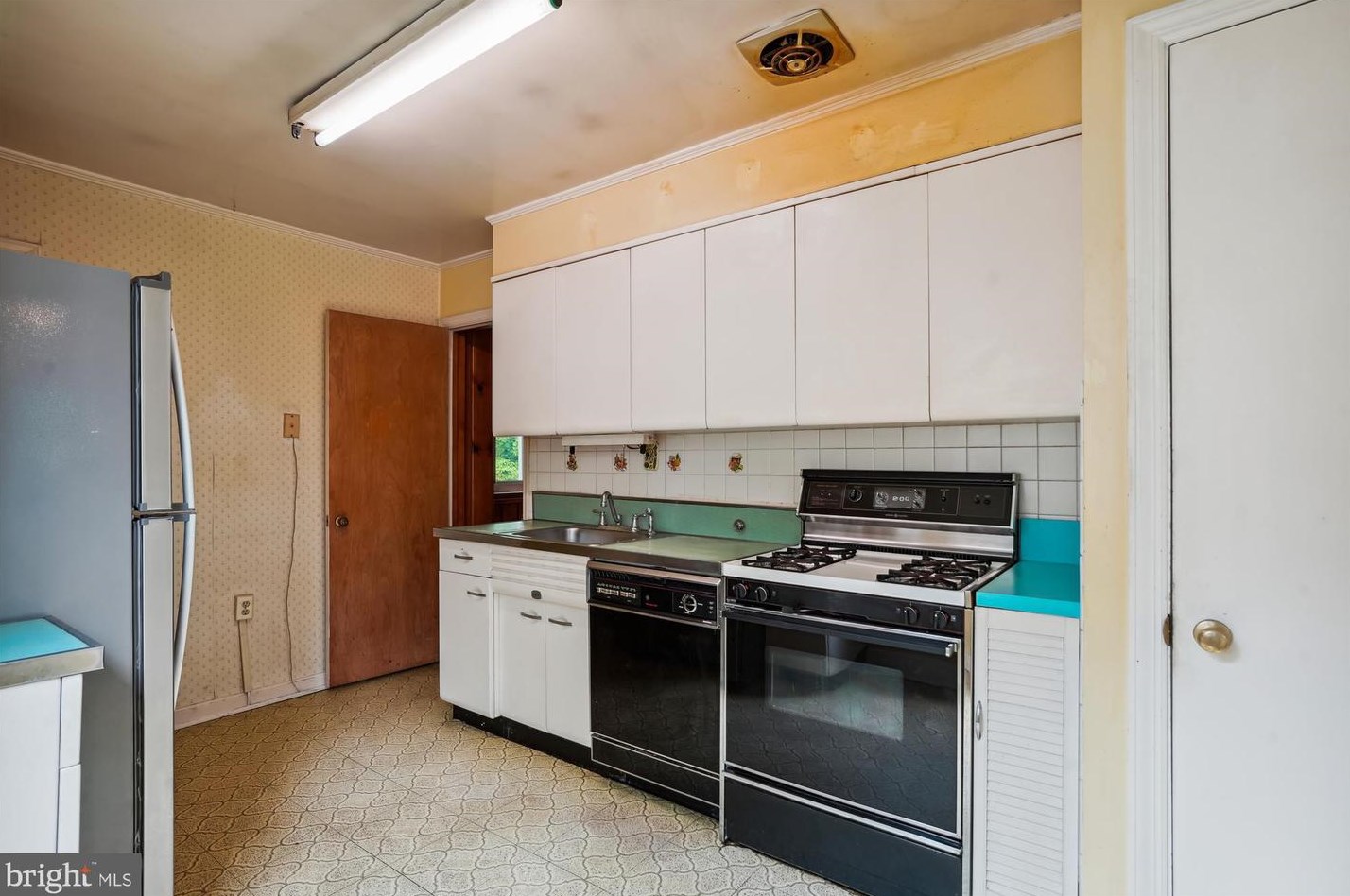 7902 Glenside Dr, Silver Spring MD 20912-7327 exterior