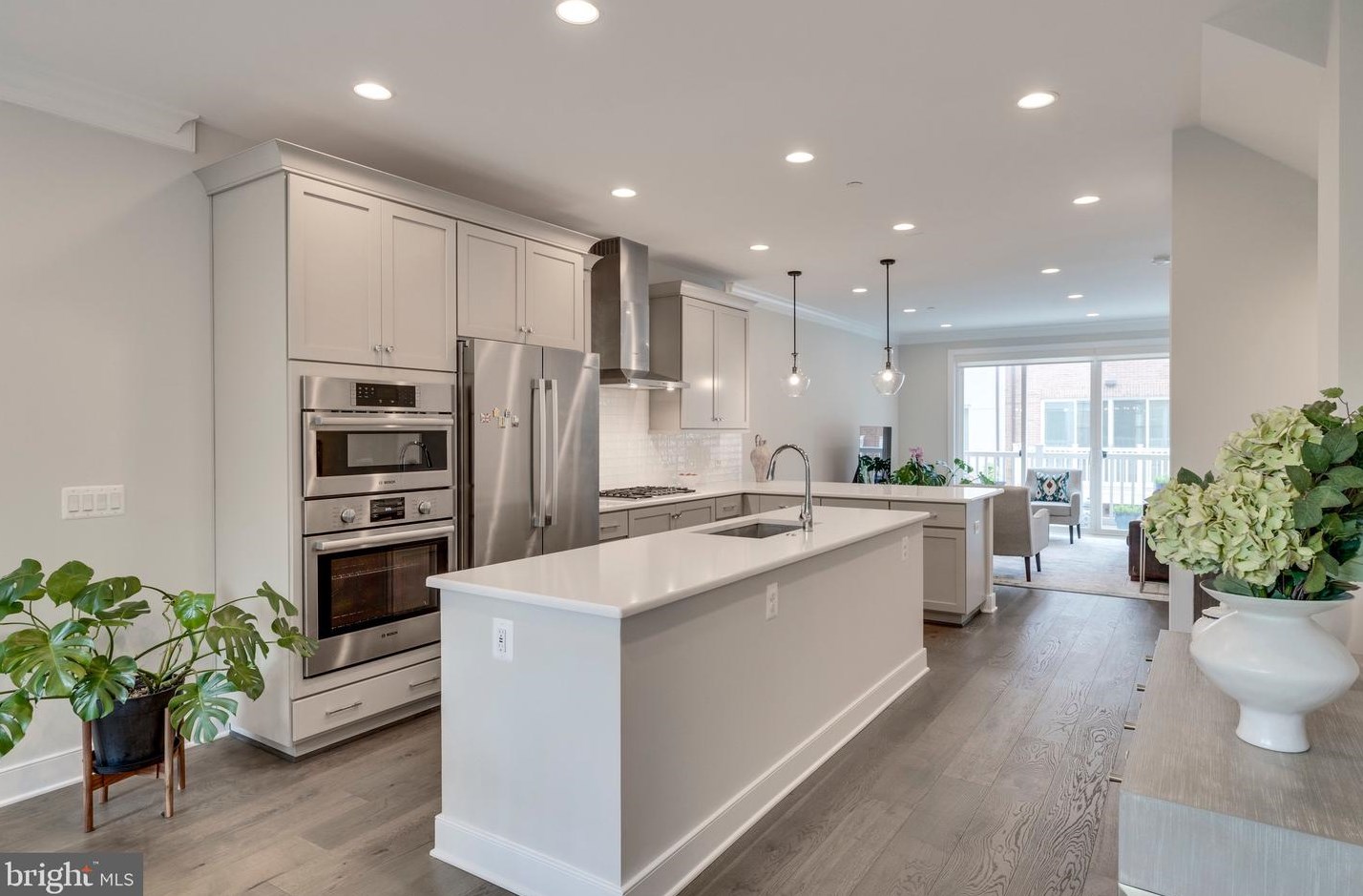 10294 Grosvenor Pl, Rockville MD 20852 exterior