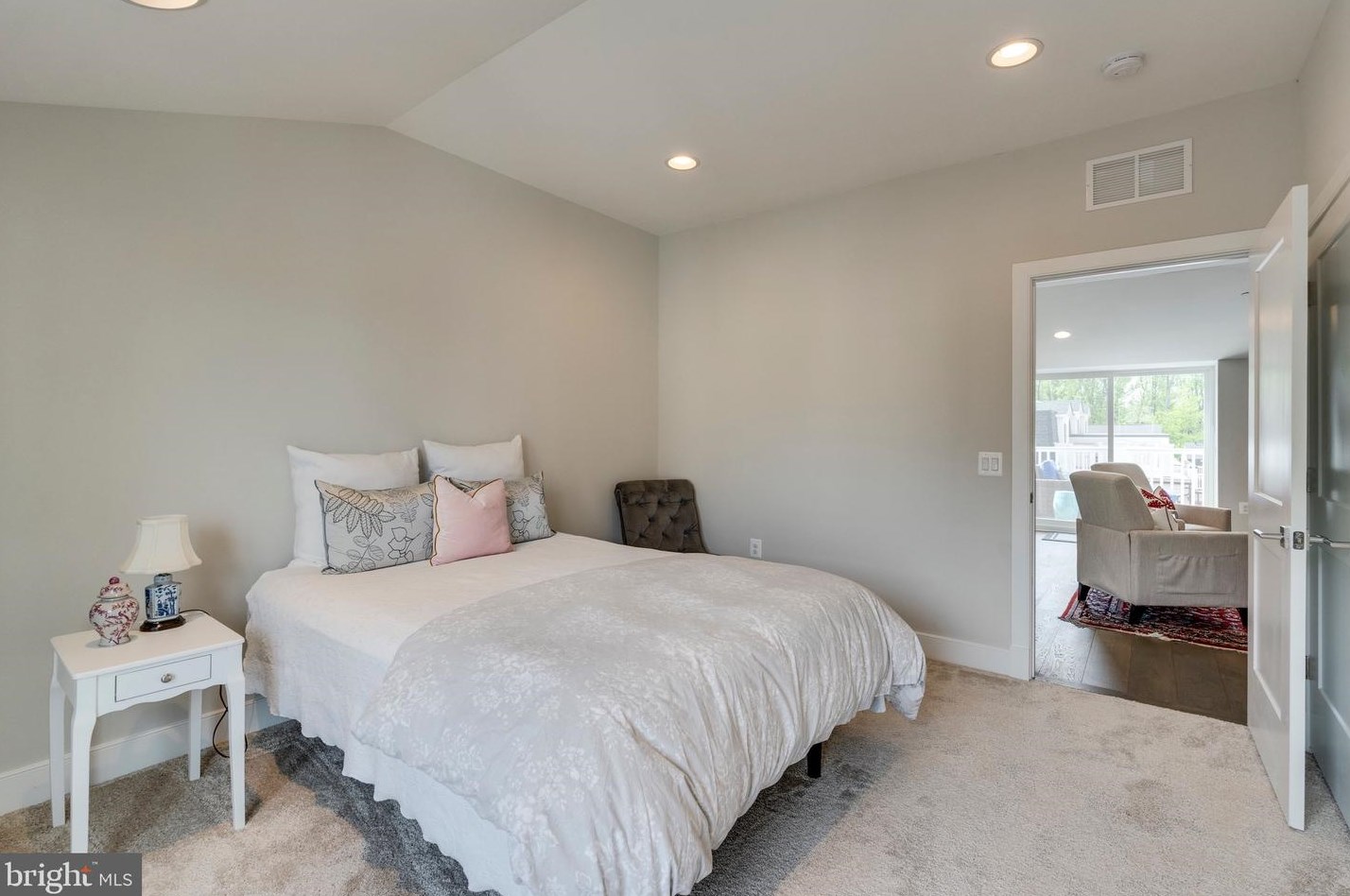 10294 Grosvenor Pl, Rockville MD 20852 exterior