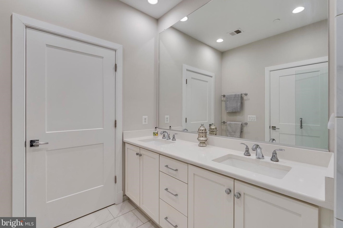 10294 Grosvenor Pl, Rockville MD 20852 exterior