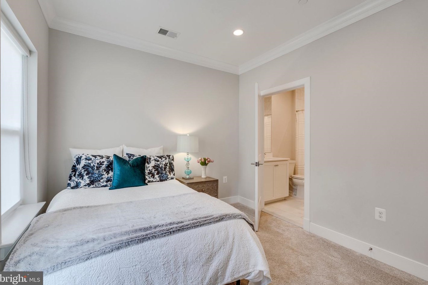 10294 Grosvenor Pl, Rockville MD 20852 exterior