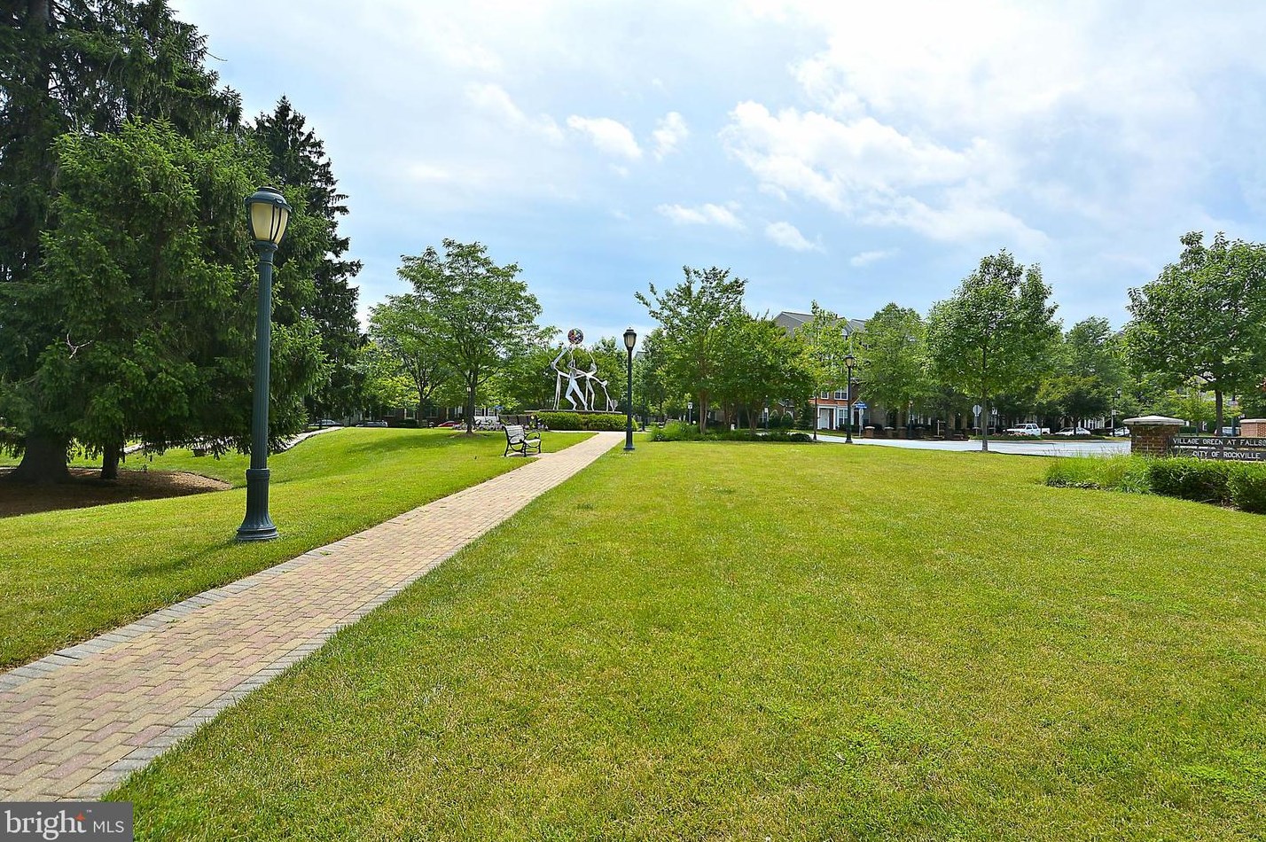 307 Fallsgrove Dr, Rockville MD 20850-4778 exterior