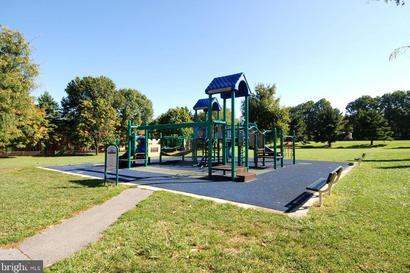 14019 Congress Dr, Rockville MD 20853-2637 exterior