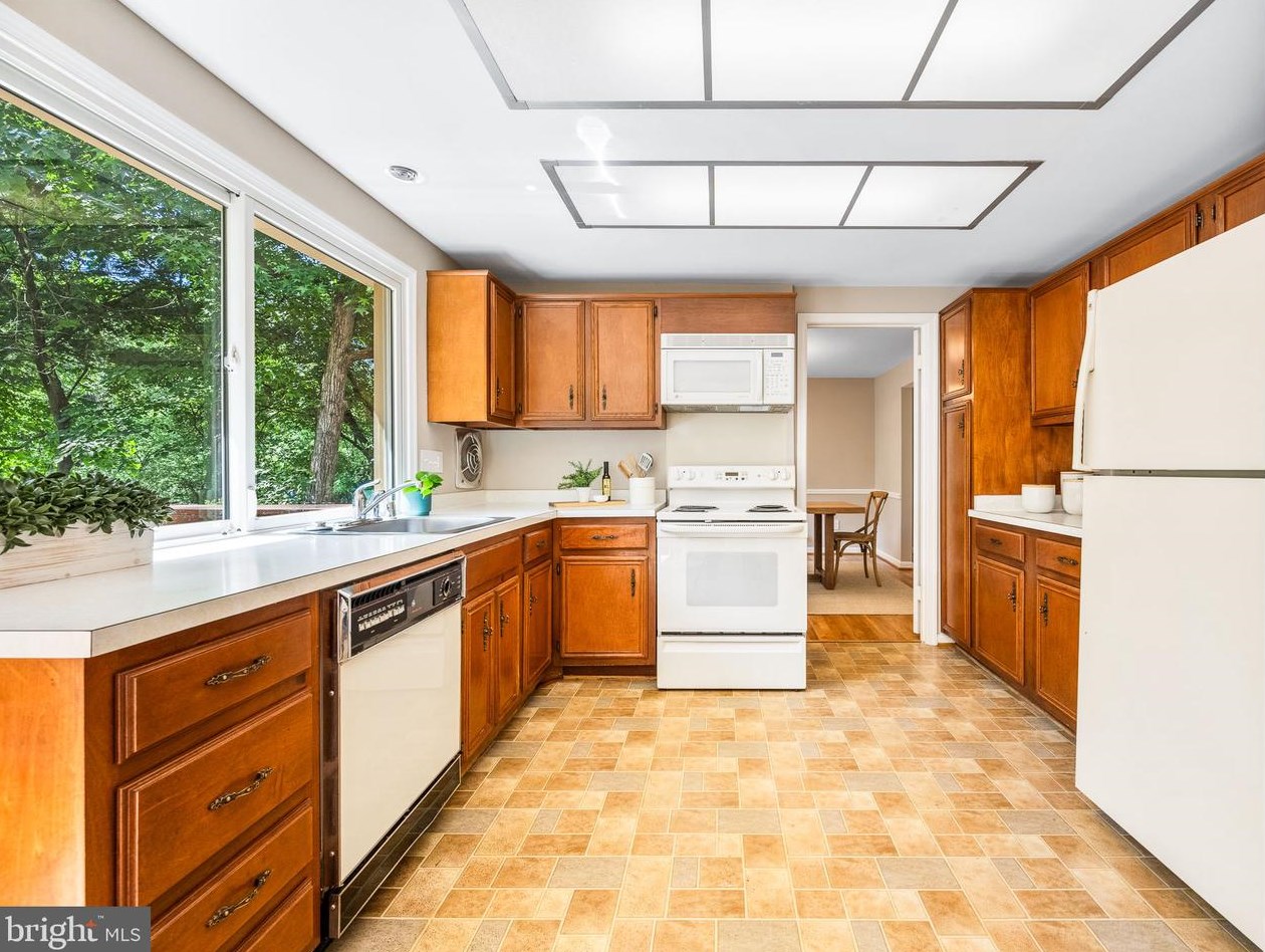 1830 Greenplace Ter, Rockville MD 20850-2942 exterior