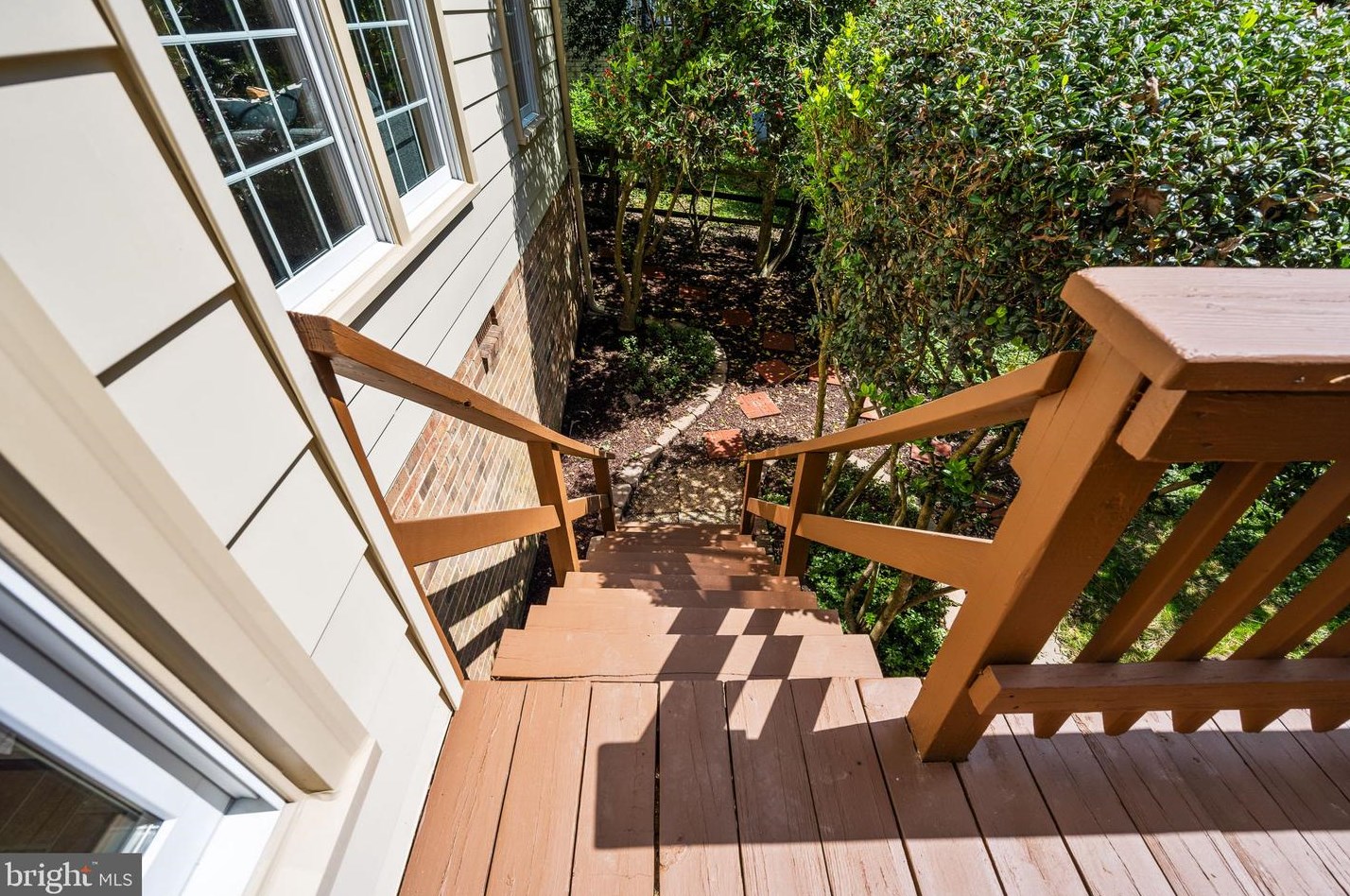 1830 Greenplace Ter, Rockville MD 20850-2942 exterior