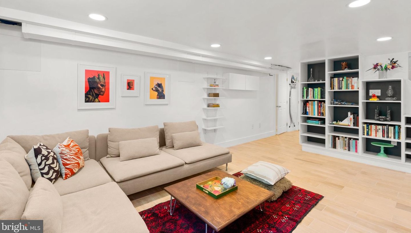 609 Pershing Dr, Silver Spring MD 20910-4489 exterior